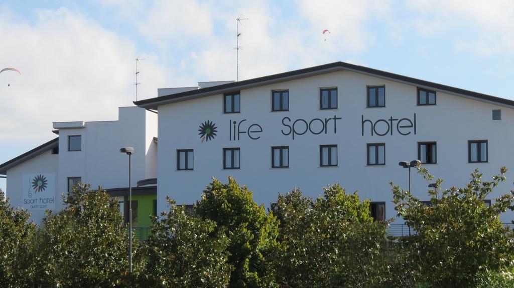 Life Sport Hotel Mentana Екстер'єр фото